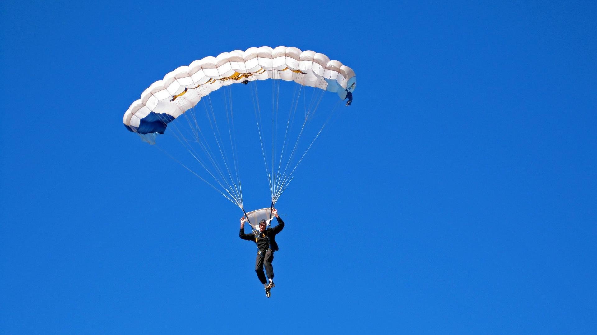 爱游戏官方网站-历史沿革：经典赛道背后的故事，经典赛车车型